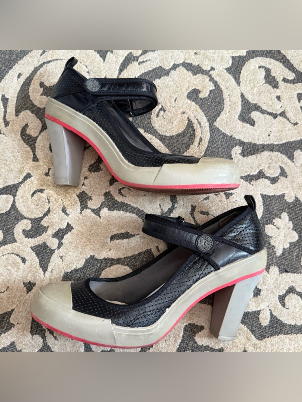 Vintage 1989 DKNY Mary Jane Eleanor black heels